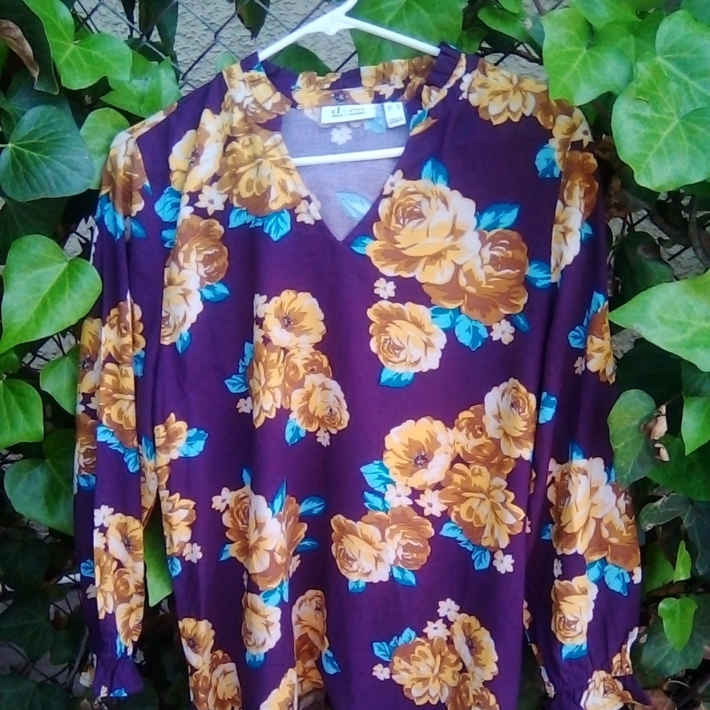 D&CO.New Blouse Med Size . Beautiful Purple 💜